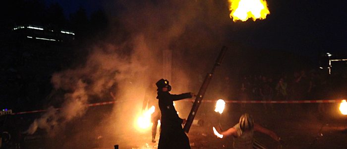 Kanonen der ses på billedet affyres her under et ildshow med Cirkus Sort på Copenhell