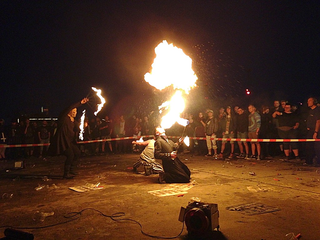 Ildpust og Vifter med ild i til Cirkus Sorts ildshow på Copenhell.
