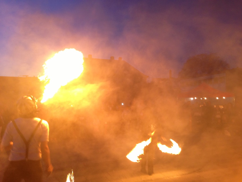 Cirkus Sort gæstede Haderslev der fik et ildshow som bød på akrobatik, røg og store flammer.