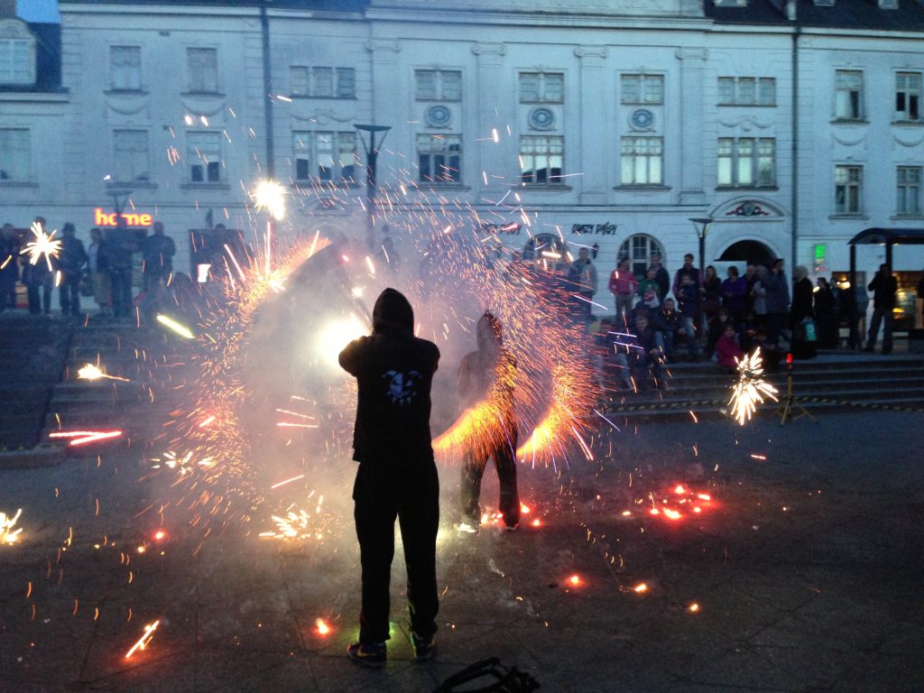 Billede fra ildshow med Cirkus Sort i Viborg.